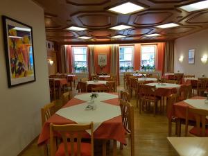 ห้องอาหารหรือที่รับประทานอาหารของ Hotel Am Kuhbogen