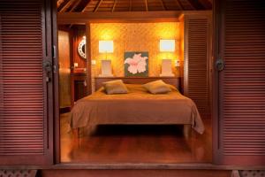 A bed or beds in a room at Robinson's Cove Villas