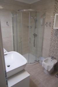 ein Bad mit einer Dusche, einem Waschbecken und einem WC in der Unterkunft Homestay Sreš in Mlaka pri Kranju