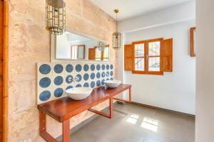 パルマ・デ・マヨルカにあるVilla Palma, Establimentsのバスルーム(鏡付きの木製テーブル、シンク2台付)