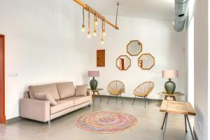 sala de estar con sofá y 2 sillas en Villa Palma, Establiments, en Palma de Mallorca