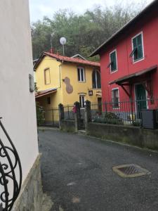 una fila de casas coloridas con una valla en Il fienile b&b, en Stazzano