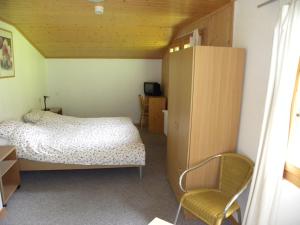 A bed or beds in a room at Hotel Restaurant Walliser Sonne