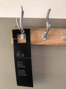 een plank met gewei en een zwart bord erop bij Hotel52 Bergheim in Bergheim