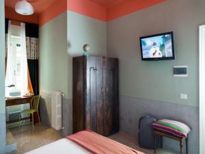 A television and/or entertainment centre at PratinnVatican