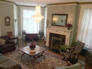 Foto da galeria de The Parsonage Inn B&B em Grand Rapids