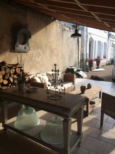 een tafel in een woonkamer met bij Le Clos Mademoiselle in Loches