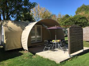 Camping Parc d'Audinac les Bains 3 étoiles - Piscine chauffée - Vue montagne外面的花园