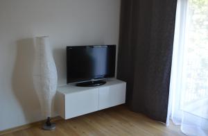 ニュルンベルクにあるModernes 1-Zimmer Apartment W-Lan, Stellplatzの白いキャビネットの上にテレビが置かれている