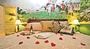 Una cama con un montón de rosas sobre ella en Elk Forge Bed and Breakfast en Elkton