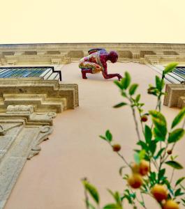 卡塔尼亞的住宿－阿蒙多傑濟拉旅館，象的雕塑在一座建筑中