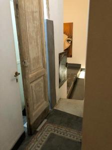 een toegang tot een kamer met een open deur bij Asmundo di Gisira in Catania