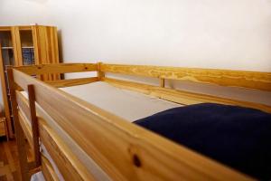 ein Paar Holzbetten in einem Zimmer in der Unterkunft Central Suites - Špindlerův mlýn in Špindlerův Mlýn