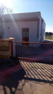 een huis met een hek ervoor bij E case tu Bertu in Marina di Mancaversa