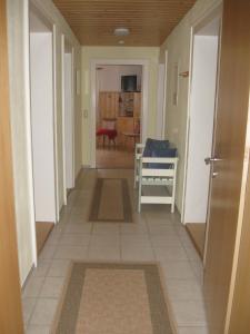 un couloir menant à un salon et une cuisine dans l'établissement Haus Klinger, à Gaschurn