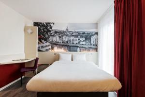 Posteľ alebo postele v izbe v ubytovaní B&B HOTEL Zürich Airport