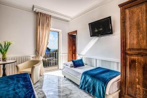 Habitación de hotel con cama y TV en Hotel Castel Vecchio en Castel Gandolfo