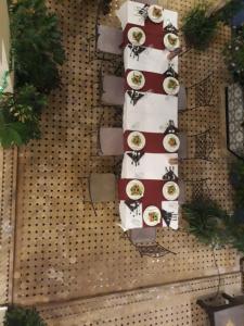 une vue de tête d'une table avec des plaques alimentaires dans l'établissement Les Rêves De Marrakech, à Marrakech