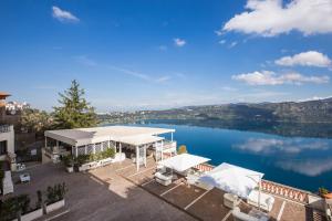 widok na jezioro z domu w obiekcie Hotel Castel Vecchio w mieście Castel Gandolfo