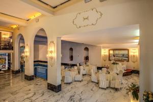 salę bankietową z białymi stołami i białymi krzesłami w obiekcie Hotel Castel Vecchio w mieście Castel Gandolfo +37 zdjęć