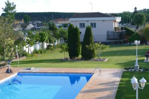 Výhled na bazén z ubytování Villamercedes Estudio 5 nebo okolí