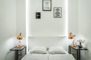 Postel nebo postele na pokoji v ubytování Hello Downtown Apartment - Movie