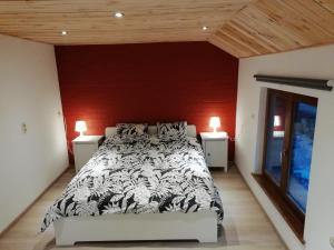 een slaapkamer met een groot bed en 2 nachtkastjes bij Entre Nature Et Circuit in Francorchamps