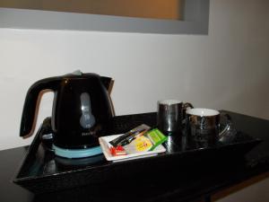 Hôtel Au Bon Coin的咖啡和沏茶工具