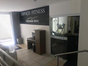 un salón con un cartel que lee la bola de movimiento energo fitness en Apartamento Ponta Negra, en Natal