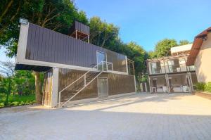 um prédio com uma escada ao lado em Pousada Ondas de Floripa em Florianópolis