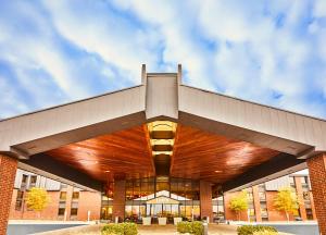 un grande edificio con un grande tetto in legno di LivINN Hotel Cincinnati North/ Sharonville a Sharonville