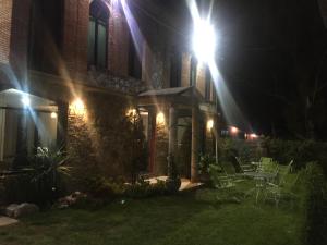 une maison éclairée la nuit dans la cour avant dans l'établissement Hotel Coatlicue, à San Juan Teotihuacán