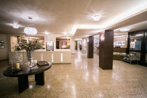 a lobby with a table with flowers on it at Portaria Hotel in Portaria