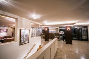 ポルタリアにあるPortaria Hotelの女性を背景にした店舗ロビー