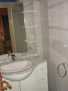 Een badkamer bij Aux 3 Loups