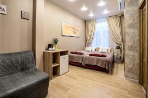 1 dormitorio con 1 cama, 1 silla y 1 ventana en New Day Hostel, en San Petersburgo