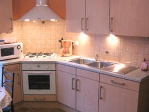Een keuken of kitchenette bij Aux 3 Loups