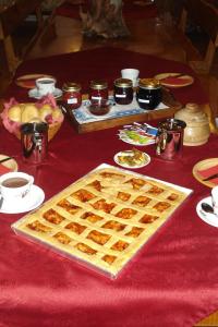 una mesa con un plato de gofres en una mesa roja en Affittacamere L'Abri, en Etroubles