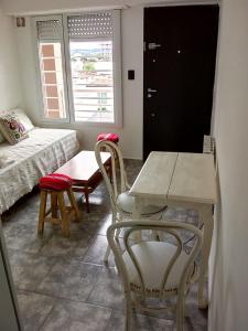 DTO SERRANO في تانديل: غرفة مع طاولة وكراسي وسرير
