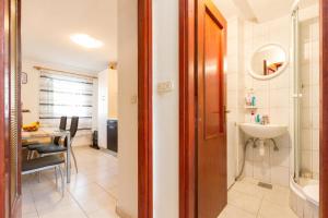 Kylpyhuone majoituspaikassa Apartments Varos