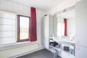 Fotografie z fotogalerie ubytování Guesthouse De Steenberg tweepersoonskamer met grote badkamer, kitchenette en tuinzicht op de eerste verdieping v destinaci Geel + 37 fotografií