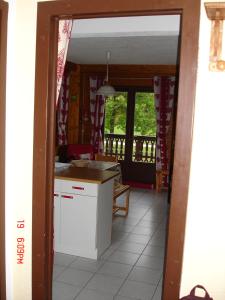 una puerta abierta a una cocina con encimera en Appartement les Carroz d'Arraches en Les Carroz d'Araches
