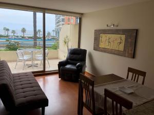 un salon avec une table et une chaise dans l'établissement Departamento Viña del Mar Coraceros, à Viña del Mar