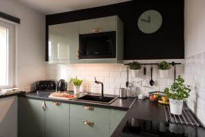 Kuchyňa alebo kuchynka v ubytovaní Legnica Apartament 52m2 Delux 1 + 10 fotografií