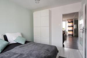 Posteľ alebo postele v izbe v ubytovaní Legnica Apartament 52m2 Delux 1