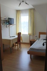 Postel nebo postele na pokoji v ubytování Hotel Glärnisch Hof