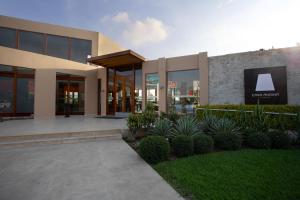 un bâtiment avec un panneau sur son côté dans l'établissement Casa Andina Standard Chincha, à Chincha Alta