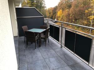 eine Terrasse mit einem Tisch und Stühlen auf dem Balkon in der Unterkunft Appartement im Herzen von Leimen in Leimen