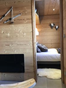 Val Thorens-Cosy Appartement avec vue Vanoise 566にあるベッド