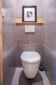 ヴァル・トランスにあるVal Thorens-Cosy Appartement avec vue Vanoise 566のバスルーム(壁に絵が描かれたトイレ付)